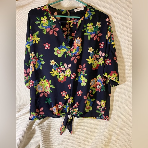 Floral V Neck Top - Picture 3 of 4